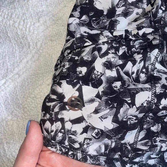 LuluLemon Speed Short 2.5” - Picture 4 of 5